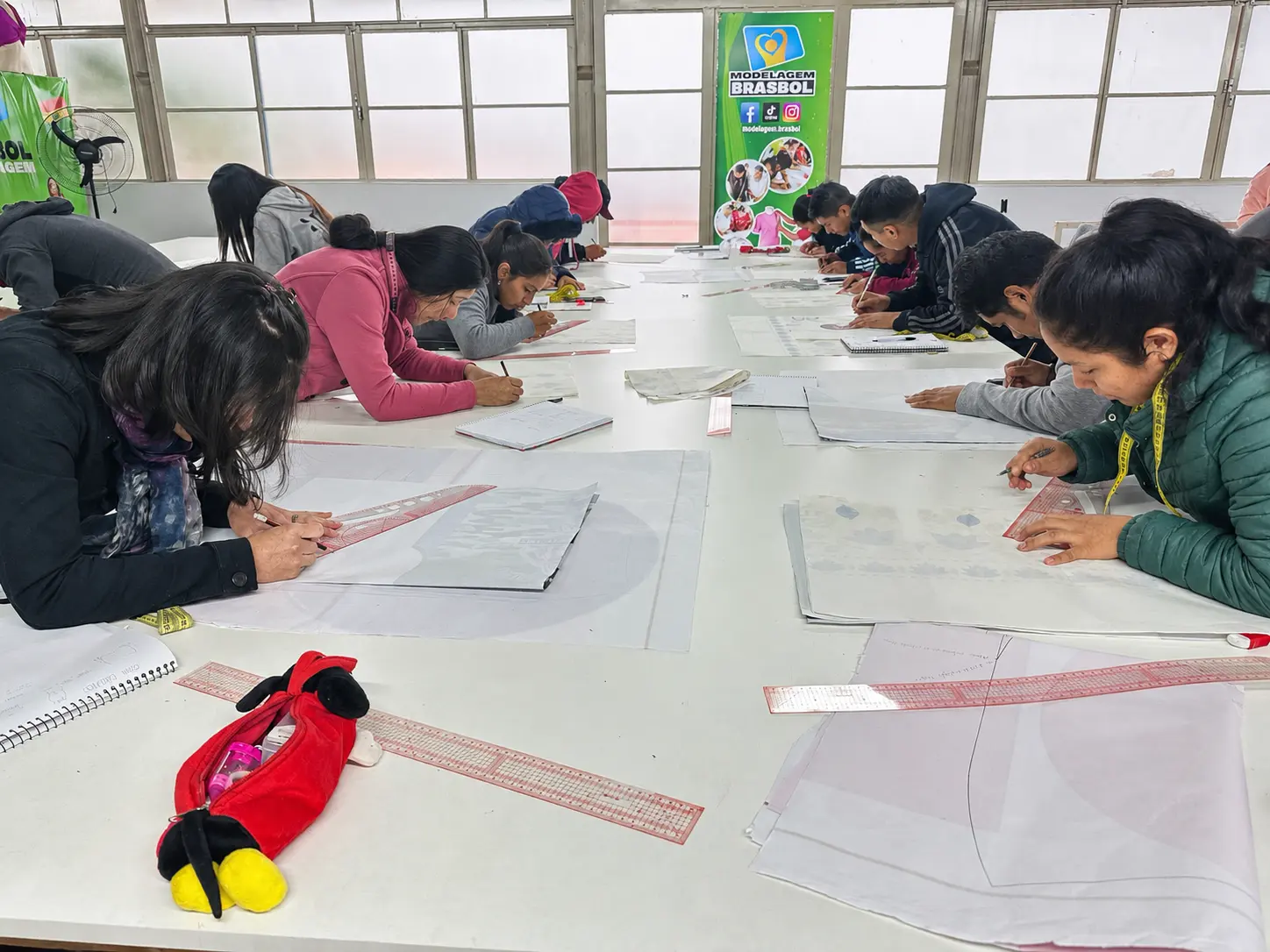 Alumnos del Instituto Brasbol practicando el trazado de moldes